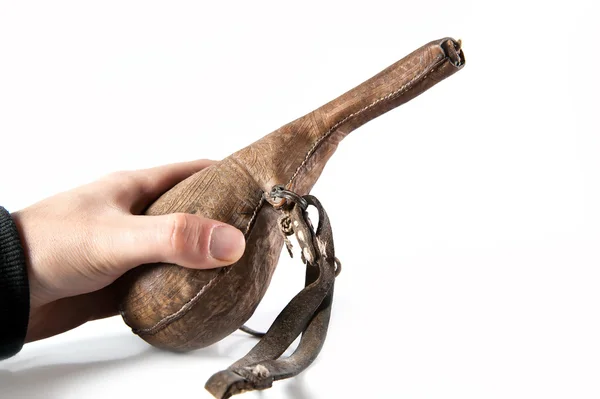 Handen med den gamla snidade wineskin — Stockfoto