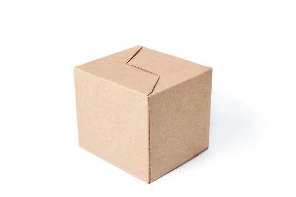 Картонна коробка ізольована на білому — стокове фото