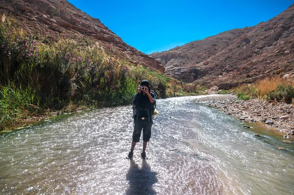 Hombre está fotografiando —  Fotos de Stock