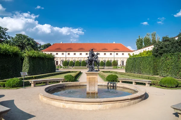 Páv zahrady ve Valdštejnském paláci — Stock fotografie