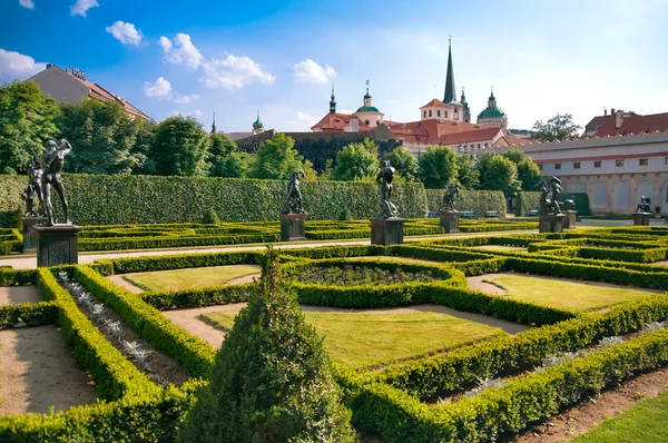 Peacock trädgårdar av wallenstein palace — Stockfoto