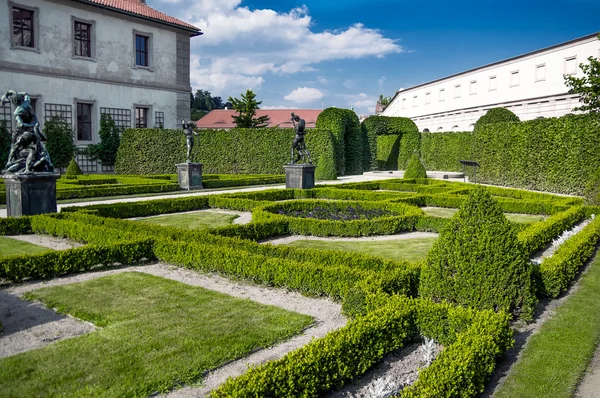 Páv zahrady ve Valdštejnském paláci — Stock fotografie