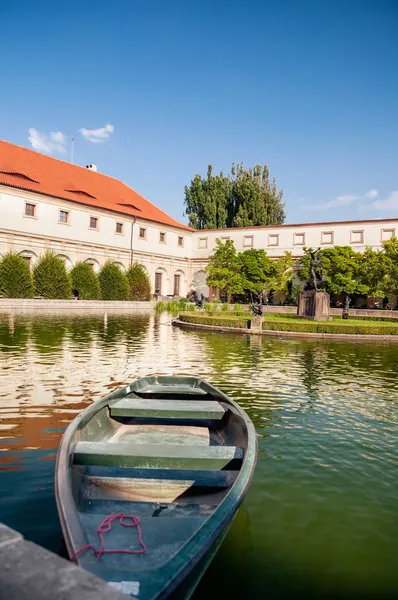 Boat at the pier in the gardens of Wallenstein Palace — Stock Photo, Image