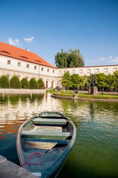 iskelede wallenstein Sarayı'nın bahçesinde tekne