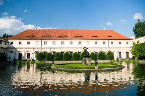 Pond in gardens of Wallenstein Palace — Stock Photo, Image