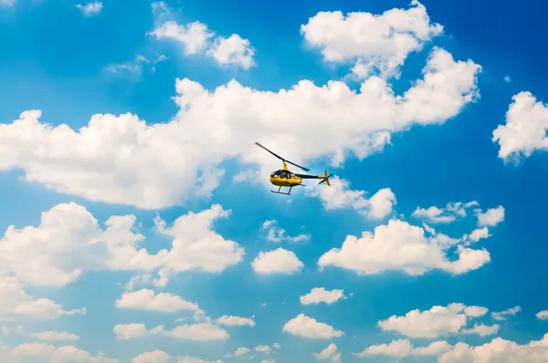 Вертолет в небе — стоковое фото