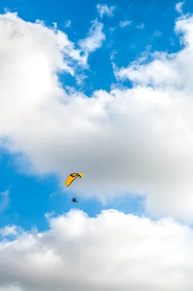 Летающий параплан — стоковое фото