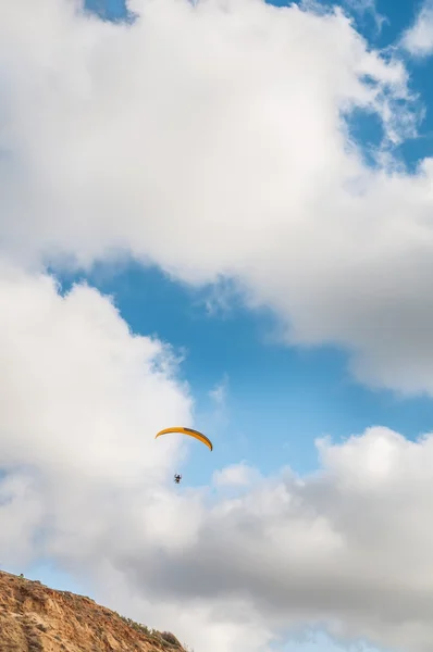 Летающий параплан — стоковое фото