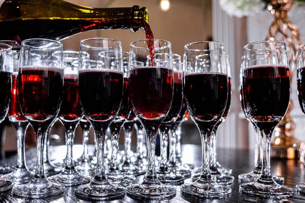 Molti Bicchieri Pieni Vino Rosso Primo Piano Bevande Sfondo Luminoso — Foto Stock