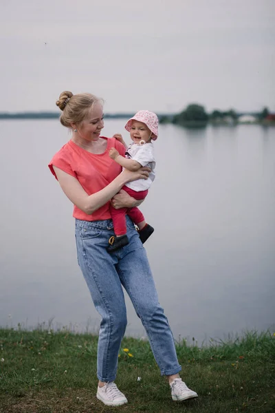 Mamá Con Una Pequeña Hija Brazos Ríe Orilla Del Lago —  Fotos de Stock