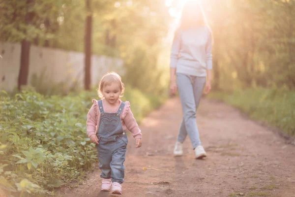 Una Niña Camina Con Madre Por Camino Arenoso Atardecer Día —  Fotos de Stock