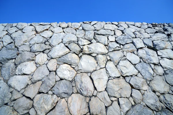 Steinmauer Hintergrund mit blauem Himmel — Stockfoto