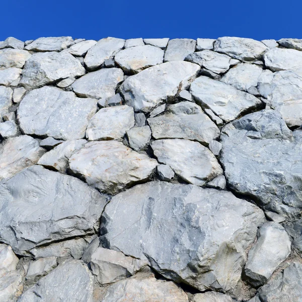 Stenmur med blå himmel — Stockfoto