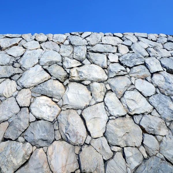 Stenen muur achtergrond met blauwe lucht — Stockfoto