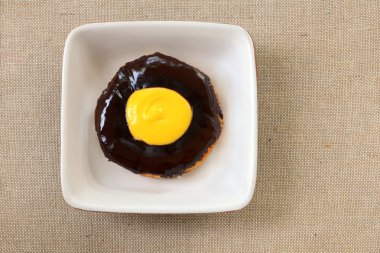 kumaş üzerine izole plaka üzerinde çikolatalı çörek