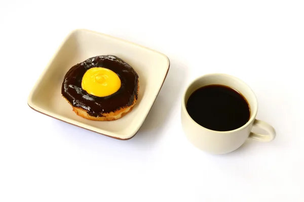 Donut de chocolate com xícara de café — Fotografia de Stock