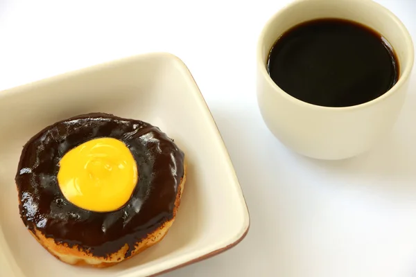 Chocolade donut met kop koffie — Stockfoto