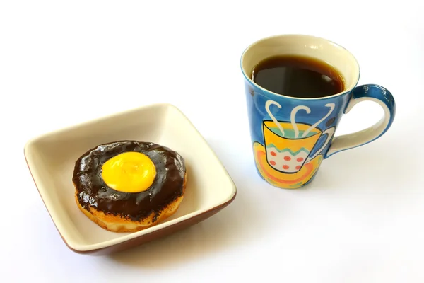 Chocolate donut med färgglada kopp kaffe — Stockfoto