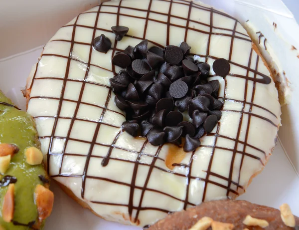 Choklad donuts i låda — Stockfoto