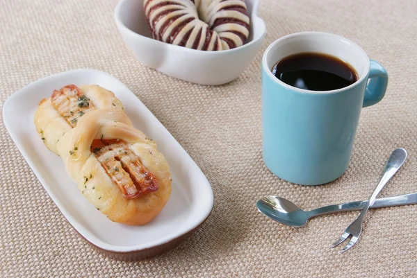 Tarobrot, Wurstbrot und blaue Tasse Kaffee — Stockfoto