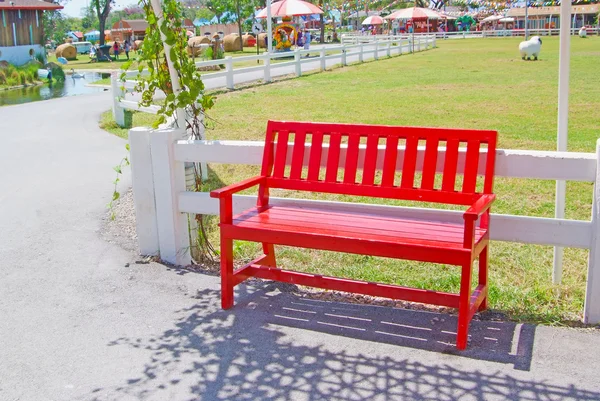Silla de madera roja en el parque —  Fotos de Stock