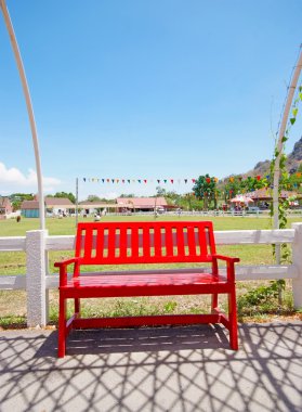 Park kırmızı ahşap sandalye.