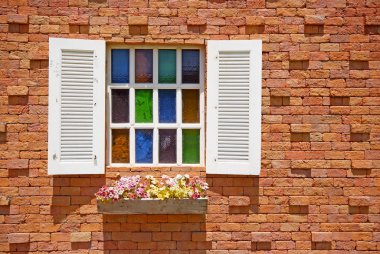 beyaz pencere tuğla duvar saksı ile
