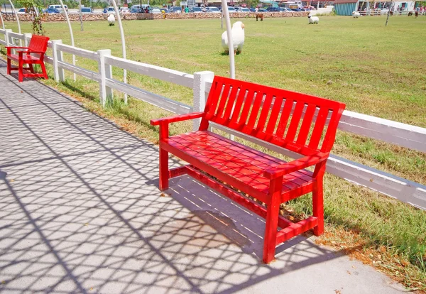 Sedia in legno rosso sul parco — Foto Stock