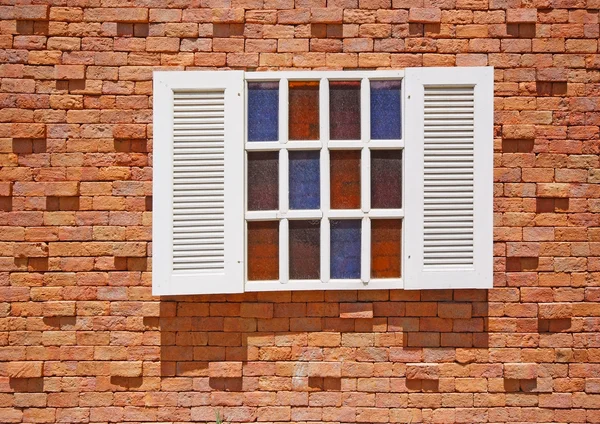 Fenêtre blanche avec pots de fleurs sur le mur de briques . — Photo