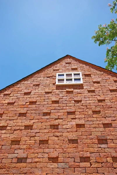 れんが造りの建物の白いウィンドウ — ストック写真