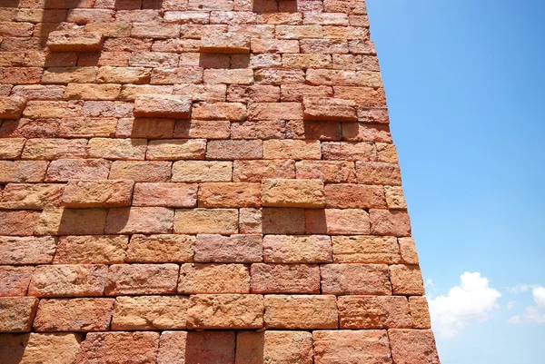 Muro de ladrillo y cielo azul — Foto de Stock