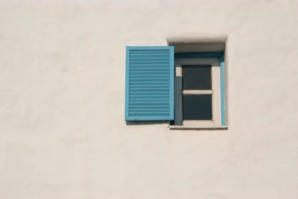 Duvardaki Vintage mavi pencere — Stok fotoğraf