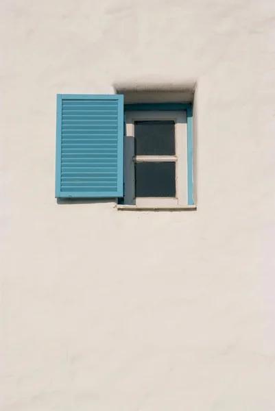 在墙上的老式蓝色的窗口 — 图库照片