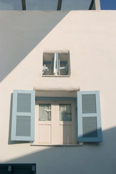Lumière et ombre sur la fenêtre bleue et le mur blanc — Photo