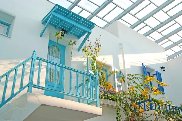 eski mavi kapı ve pencere ve Teras beyaz duvar