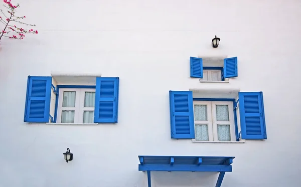 Vintage blue windows na zdi — Stock fotografie