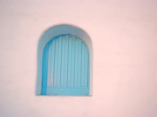 Blaue Fenster an der Wand — Stockfoto