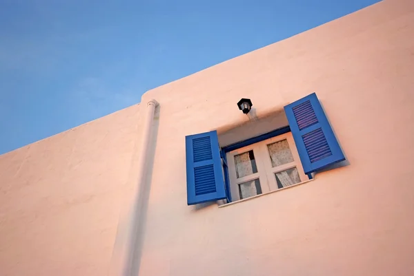 Blaue Fenster an der Wand — Stockfoto
