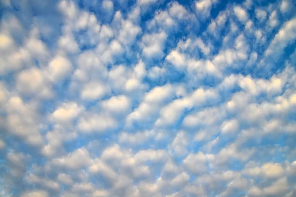 Blauer Himmel und weiße, flauschige Wolken — Stockfoto