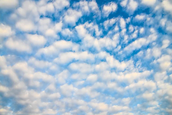 Blauer Himmel und weiße, flauschige Wolken — Stockfoto