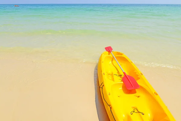 Sarı kayaks tropikal plaj — Stok fotoğraf