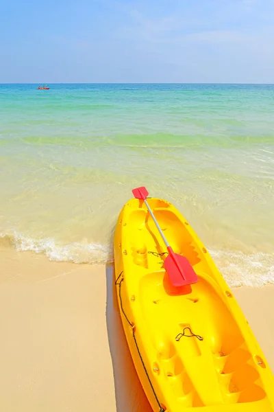 Sarı kayaks tropikal plaj — Stok fotoğraf