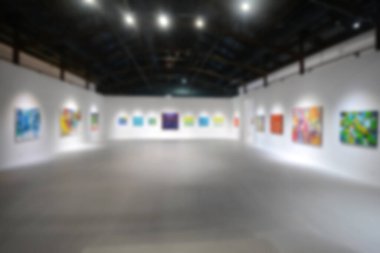 Sanat galerisi genel arka planı. Kasıtlı olarak bulanık düzenleme sonrası prodüksiyon.