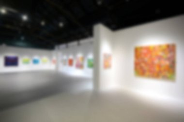 Sanat galerisi genel arka planı. Kasıtlı olarak bulanık düzenleme sonrası prodüksiyon.