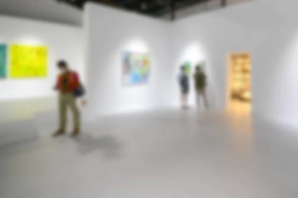 Gente Mirando Pinturas Pared Blanca Galería Exposiciones Arte Fondo Borroso —  Fotos de Stock