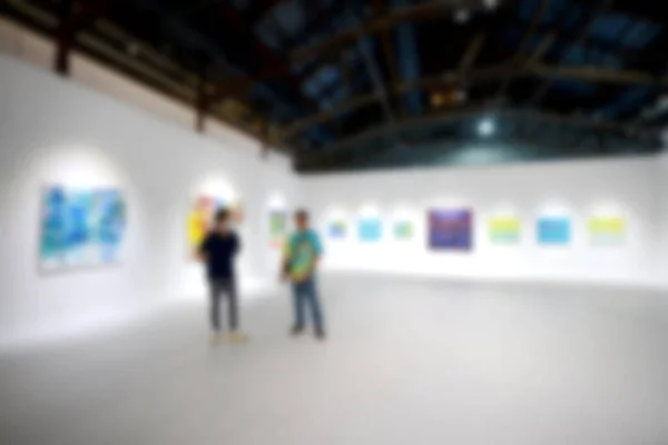 Pessoas Olhando Para Pinturas Parede Branca Galeria Exposições Arte Fundo — Fotografia de Stock