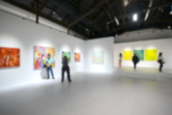 Menschen Betrachten Gemälde Weißen Wänden Der Kunstausstellungsgalerie Unklarer Hintergrund — Stockfoto