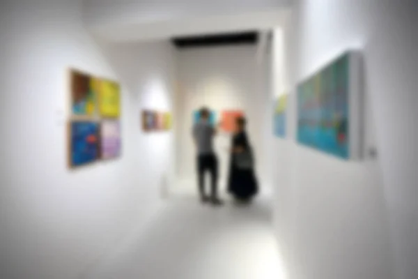 Menschen Betrachten Gemälde Weißen Wänden Der Kunstausstellungsgalerie Unklarer Hintergrund — Stockfoto