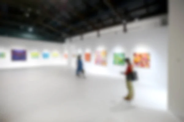 Människor Tittar Målningar Vit Vägg Konstutställning Galleri Suddig Bakgrund — Stockfoto