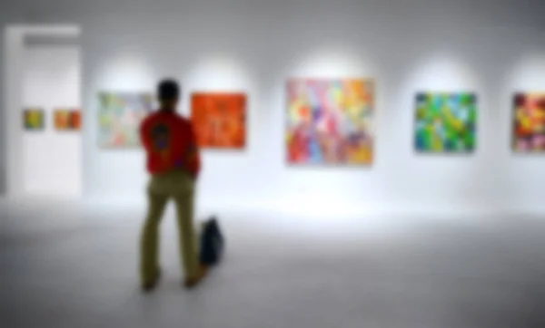 Pessoas Olhando Para Pinturas Parede Branca Galeria Exposições Arte Fundo — Fotografia de Stock